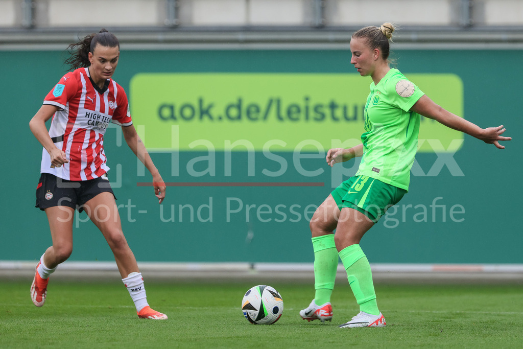 Fussball, Testspiel Frauen, VfL Wolfsburg - PSV Eindhoven | v.li.: Riola Xhemaili (PSV Eindhoven, 27) und Luca Papp (VfL Wolfsburg, 13) im Zweikampf, Duell, Dynamik, Aktion, Action, Spielszene