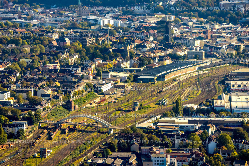 Hagen241005615 | Luftbild, Güterzüge und Brücke Fuhrparkstraße über Bahnanlage am Hauptbahnhof, hinten Gebäude der ehemaligen Güterabfertigung, ehemaliges Agentur für Arbeit Hochhaus, Boele, Hagen, Ruhrgebiet, Nordrhein-Westfalen, Deutschland