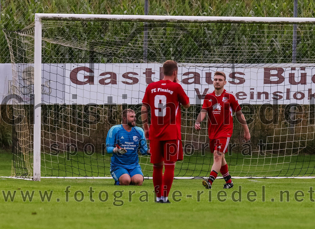 2023-08-04_052_SV_Walpertskirchen_gegen_FC_Finsing | Walpertskirchen, Deutschland, 04.08.2023:
Fußball, Kreisliga 2023 / 2024, 2. Spieltag, SV Walpertskirchen gegen FC Finsing, Endergebnis: 3:3

Torwart Daniel Schröder (FC Finsing, #1), Andre Huber (FC Finsing, #9), Patrick Forchhammer (FC Finsing, #13)

Foto: Christian Riedel / fotografie-riedel.net
