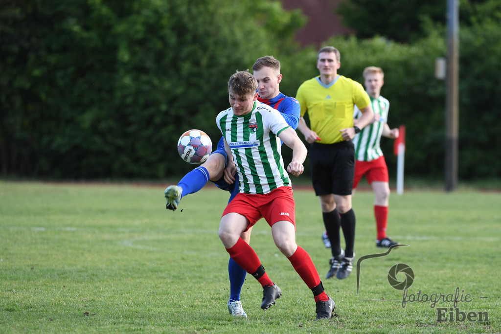 TuS Ofen-SG FriPe | Herren 1. Kreisklasse Süd, Jade-Weser-Hunte; TuS Ofen (blau)-SG FriPe (weiß) am 28.05.2025; in Ofen (), Photo: Philip Eiben 2025 - Realisiert mit Pictrs.com