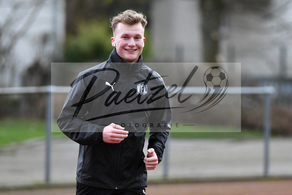 20200225_TRAOSN_0062 | Fussball, Herren: Torhueter Tom Planitz (VfL Osnabrueck) schaut waehrend der Trainingseinheit des VfL Osnabrueck im Sportpark Illoshoehe am 25.02.2020 in Osnabrueck, Deutschland. - Realisiert mit Pictrs.com