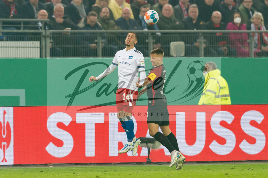 HSVSCF20220419_122 | Fussball, Herren: Ludovit Reis (Hamburger SV) und Maximilian Eggestein (SC Freiburg) im Zweikampf beim DFB-Pokal-Halbfinalspiel zwischen Hamburger SV und SC Freiburg im Volksparkstadion am 19.04.2022 in Hamburg, Deutschland.DFB / DFL REGULATIONS PROHIBIT ANY USE OF PHOTOGRAPHS AS IMAGE SEQUENCES AND/OR QUASI-VIDEO. - Realisiert mit Pictrs.com