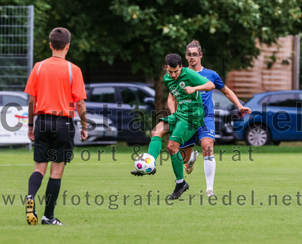 2023-08-04_041_FC_Forstern_gegen_FC_Langengeisling_II | Forstern, Deutschland, 04.08.2023:
Fußball, Kreisklasse 2023 / 2024, 1. Spieltag, FC Forstern gegen FC Langengeisling II, Endergebnis: 2:1

Schiedsrichter Paul Görner, Dominic Fumelli (FC Forstern, #13), Maximilian Birnbeck (FC Langengeisling, #17)

Foto: Christian Riedel / fotografie-riedel.net
