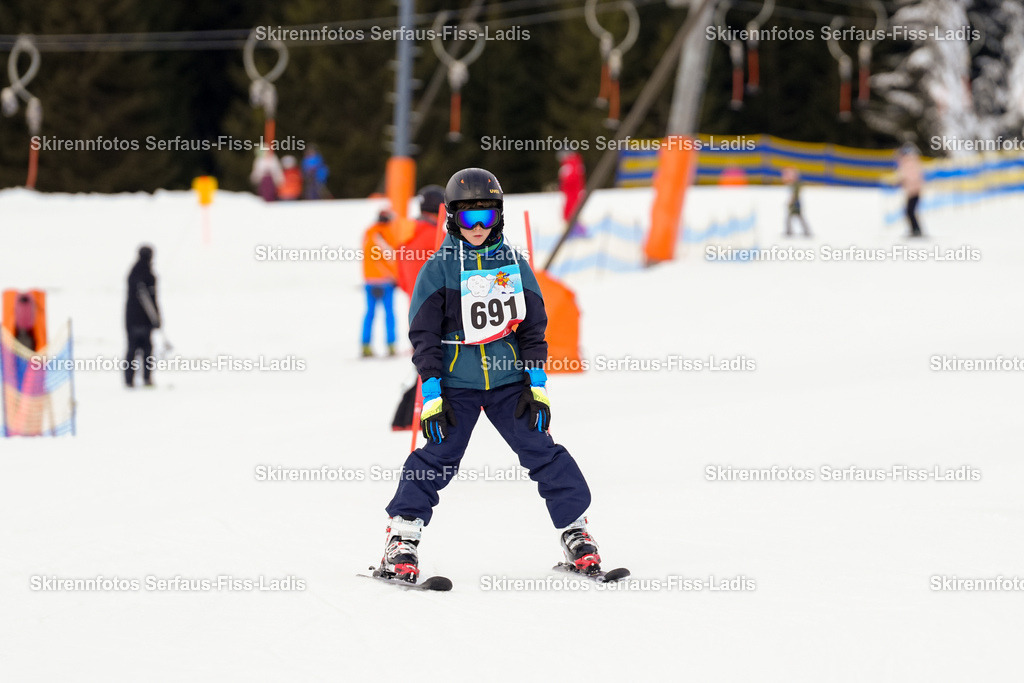 SRF_02.01.2026_0379 | Skirennfotos,Serfaus,Fiss,Ladis,Kinderskirennen,Winter,Tirol,Oberland,skirace,SFL,feelfree,weil wir's genießen,ski,Ski,skifahren,Sonnenplateau, - Realisiert mit Pictrs.com