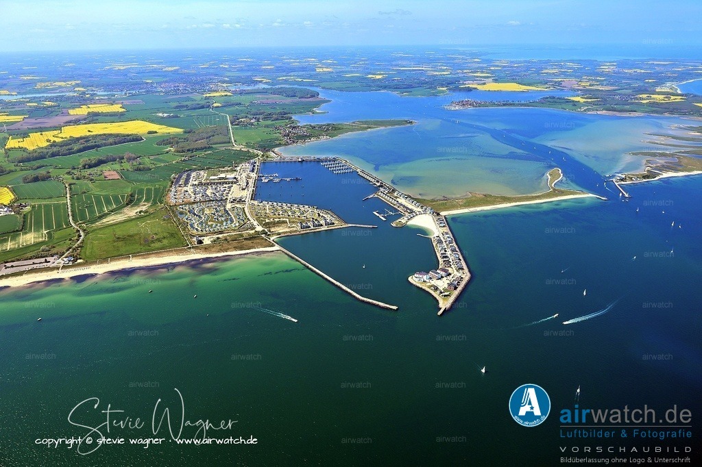 Luftbilder Ostseefjord Schlei, Maasholm, Port Olpenitz, Schleimünde | Doch das Projekt stieß auf erhebliche Hindernisse. Streitigkeiten um den Bebauungsplan und die Einhaltung von Naturschutzvorgaben führten zu Verzögerungen. Im Oktober 2011 musste die Port Olpenitz GmbH Insolvenz anmelden, da der Geschäftsführer gerichtlich abgesetzt wurde und Schulden von über 27 Millionen Euro anhäuften. Der erste Bauabschnitt wurde daraufhin an verschiedene Investoren verkauft.