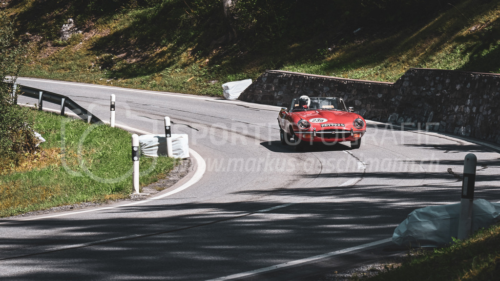 19. Arosa ClassicCar 2023 - 2. September 2023 | 19. Arosa ClassicCar 2023
Arosa, Schweiz
Kane William Robin aus Exeter mit der Startnummer 239 in einem Jaguar E Type Series 2, Jahrgang 1969, in der Klasse Classic Trophy.
@arosaclassiccar, @arosa.official, #arosaclassiccar, #arosa, #76curves, #classiccar
Bild: Sportfotografie Markus Aeschimann | www.markus-aeschimann.ch - Realisiert mit Pictrs.com