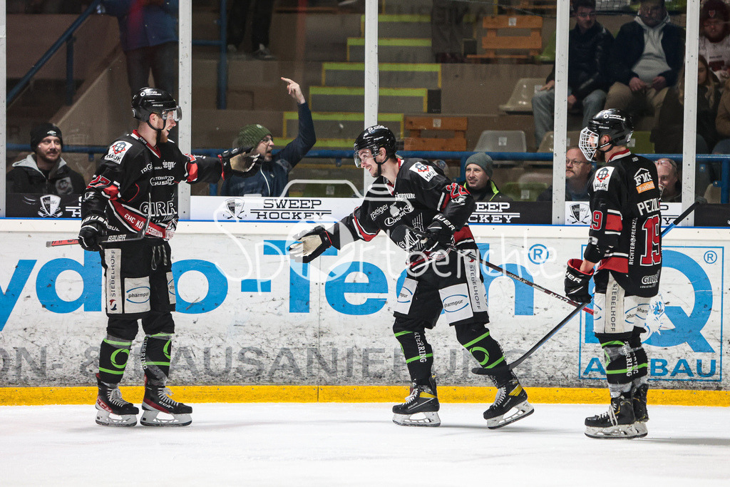 EHC Königsbrunn - VfE Ulm/Neu-Ulm | Jubel der Koenigsbrunner nach dem Treffer zum 6-0 druch Viktor SHAKHVOROSTOV (EHC #22)