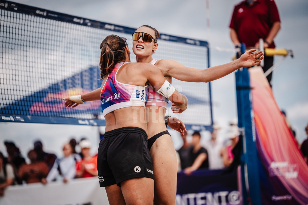 Beachvolleyball | Frauen | Deutsche Meisterschaften 2025 Timmendorfer Strand | 04.09.2025 | v.l. Leonie Klinke und Elea Beutel jubeln