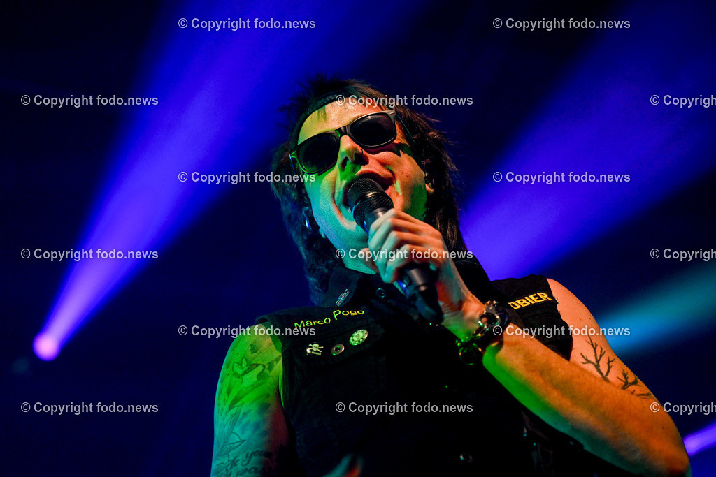 Posthof_ Turbobier_ Konzert_ 15.03.2024-70 | 15.03.2024, Linz, AUT, Posthof, Konzert Turbobier, im Bild Marco Pogo alias Dominik Wlazny (Saenger, Konzepter und Songwriter,  Gitarrist der oesterreichischen Punk-Rock-Band Turbobier, weiters Politiker der Bierpartei, Bezirksrat in Wien Simmering, Praesidentschaftskandidat, Arzt, Mediziner)