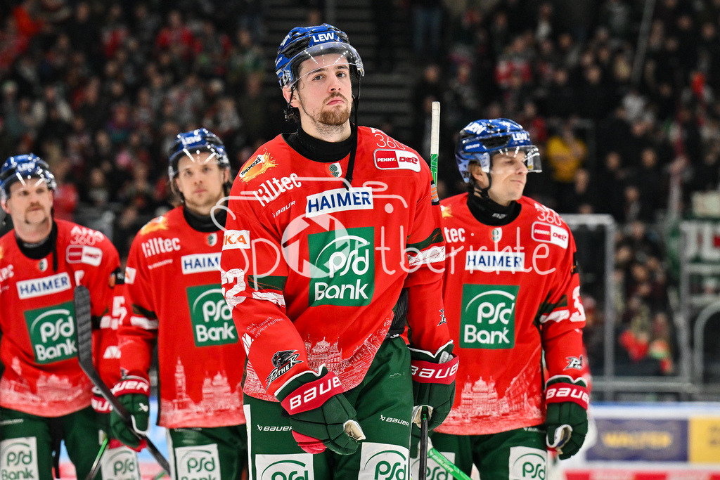 Augsburger Panther - Nürnberg Ice Tigers | AUGSBURG, GERMANY - 28. NOVEMBER: die Spieler der Augsburger Panther fahren mit hängenden Köpfen nach dern Niederlage gegen Nürnberg vom Eis - Thomas SCHEMITSCH (Augsburger Panther 62) beim Ligaspiel zwischen den Augsburger Panthern und den Nürnberg Ice Tigers am 23. Spieltag der Penny DEL im Curt Frenzel Stadion