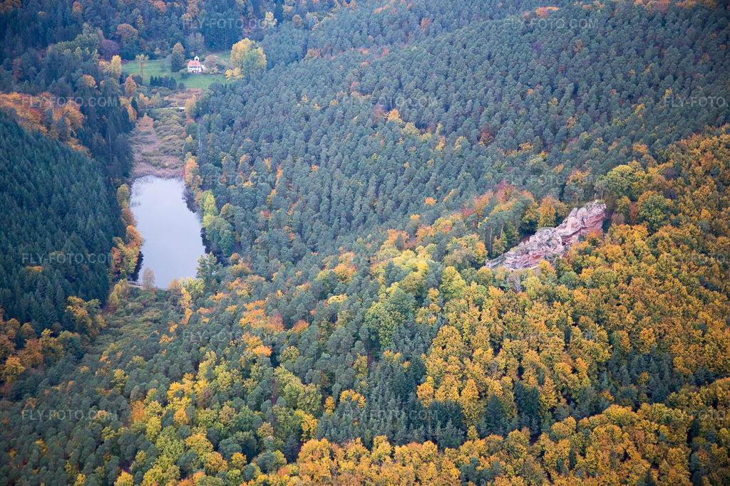 Aerial view: View of the town in Windstein in the state Bas-Rhin, France. – Photo: IMG_084647.jpg taken on 10/23/2015 by Werner Riehm/FLY-FOTO.com – Resolution of the original: 5472 x 3648 px