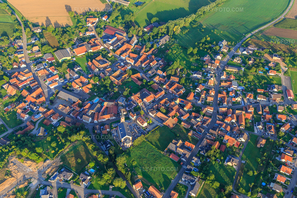 Aerial view: View of the town from the east in Uhlwiller in the state Bas-Rhin, France. – Photo: IMG_138071.jpg taken on 08/19/2023 by Werner Riehm/FLY-FOTO.com – Resolution of the original: 5472 x 3648 px