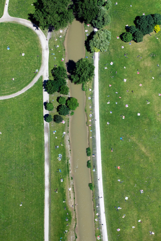 dr__0053947.jpg | MüNCHEN 12.06.2020 Parkanlage des Englischen Garten am Schwabinger Bach in München im Bundesland Bayern, Deutschland. // Park of the " Englischen Garten " at Schwabinger Bach in Munich in the state Bavaria, Germany. Foto: Daniel Reiter