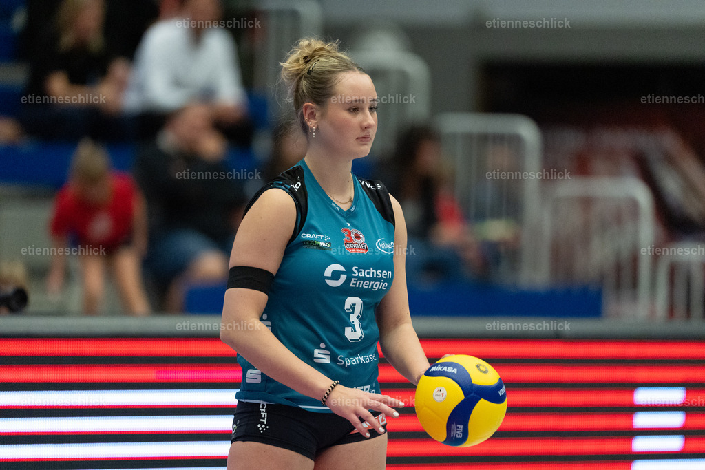 Dresdner SC - Binder Blaubären TSV Flacht, DEKRA 1. Bundesliga Frauen, Volleyball | Im Bild: Aufschlag Lena Olliges (3, Dresdner SC)24.10.2026, Dresdner SC -  Binder Blaubären TSV Flacht, DEKRA 1. Bundesliga Frauen, Volleyball, Deutschland, Dresden, Cyberport Arena