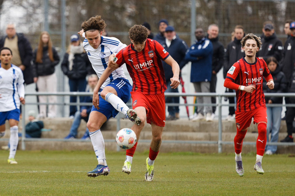 20260412-FCHS04_045 | 1.FC Heidenheim 1846 vs. FC Schalke 04, Fußball, U19, A-Junioren, NWL, U19-DFB-Nachwusliga, 2025/2026, 8. Spieltag, 12.04.2026 in Heidenheim, Walter-Birkhold-Jugendstadion (Foto: Michael Bulling) - Realisiert mit Pictrs.com