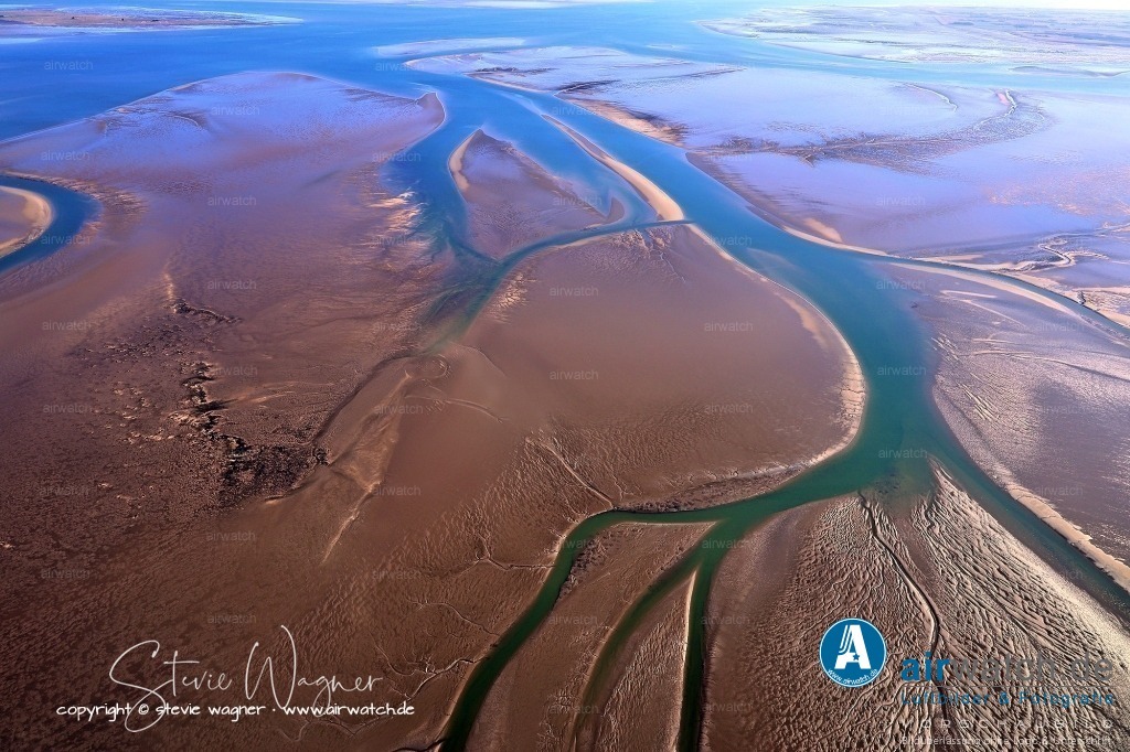 Fahrrinne und Priele - Hamburger Hallig - Pellworm - Hallig Gröde | Fahrrinne und Priele zwischen Hamburger Hallig und Hallig Gröde im Hintergrund Pellworm - Die Fahrrinne zwischen der Hamburger Hallig und Pellworm ist Teil des komplexen Netzwerks von Wasserwegen im Schleswig-Holsteinischen Wattenmeer, das für den Fährverkehr und die Schifffahrt von entscheidender Bedeutung ist. 