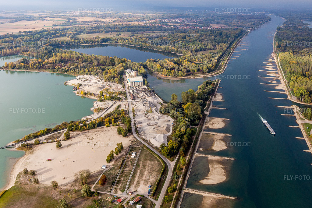 Luftbild: Dyckerhoff Kieswerk Gravières et Sablieères in Seltz im Bundesland Bas-Rhin in Frankreich. Foto: IMG_112040.jpg vom 11.10.2018 durch Werner Riehm/FLY-FOTO.de