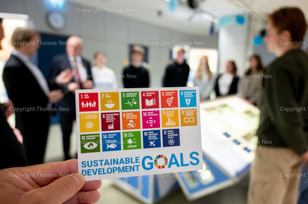 DSC_6382 | bbe, Bensheim, Geschwister Scholl Schule , Forum, Ausstellung "Die UN und wir" , Bundestagsbageordneter Dr. Michael Meister zu Gast an der Schule, ,, Bild: Thomas Neu