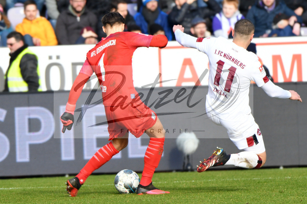 20200208_OSNFCN_0085 | Fußball, Herren: Torhueter Nils Koerber (VfL Osnabrueck) und Adam Zrelak (1. FC Nuernberg) im Zweikampf waehrend des Spiels der 2. Bundesliga zwischen VfL Osnabrueck und 1. FC Nuernberg im Stadion an der Bremer Bruecke am 08.02.2020 in Osnabrueck, Deutschland.DFB / DFL REGULATIONS PROHIBIT ANY USE OF PHOTOGRAPHS AS IMAGE SEQUENCES AND/OR QUASI-VIDEO. - Realisiert mit Pictrs.com