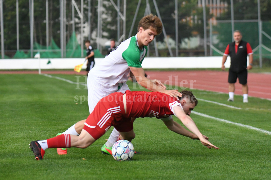 SpVgg GW Deggendorf : TSV Mauth | Zweikampg Maximilian Eichlinger (SpVgg GW Deggendorf #27) und Dominik Gibis (TSV Mauth) - Realisiert mit Pictrs.com