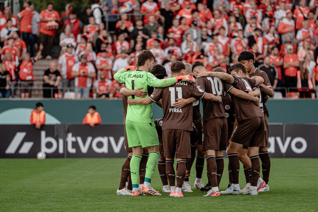 FCSP_YD-07848 | Der offizielle Shop für FC St. Pauli Fotos. Wähle aus Spielszenen & Fanmomenten dein FCSP Wunschformat. Wir liefern Millerntor-Atmosphäre.