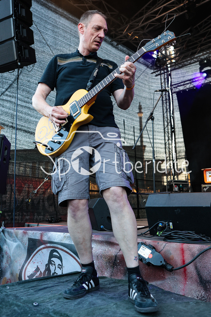 Sommer am Kiez | Nikolaj "Sonnenscheisse" von der Band "Die Kassierer" beim Auftritt auf dem Augsburger Festival "Sommer am Kiez" an der Gitarre / Livemusik / Konzert / Musik / Laut / Punk / Punkmusik / Gitarrist