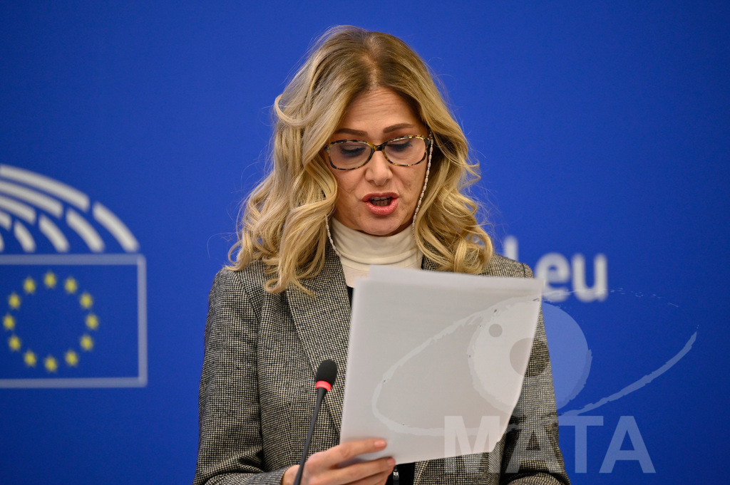 _DWI0086 | Politikerin Francesca Donato bei einer Pressekonferenz zum Thema 'Alarmierende Statistiken zu den Folgen des COVID-Lockdowns' im Europäischen Parlament. Straßburg, 18.01.2023 - Realisiert mit Pictrs.com