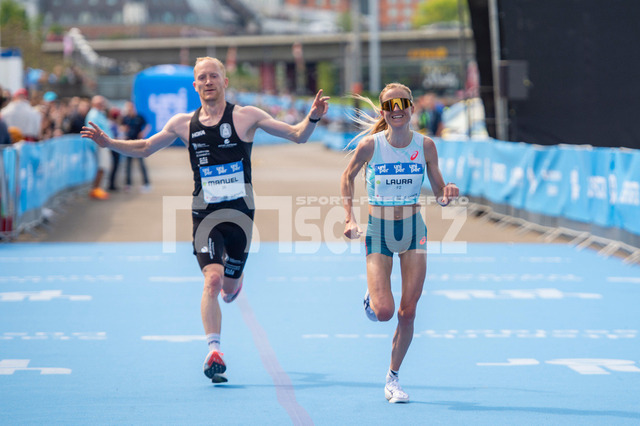 20250427-NSZ_3210 | Zieleinlauf Laura Hotenrott (Nr.F2,GER), dahinter Manuel Kruse (Nr.35,GER)DEU, Düsseldorf, 27.04.2025 Uniper Düsseldorf Marathon 2025 - Realisiert mit Pictrs.com