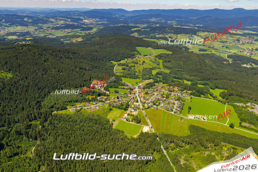 Aktuelles Luftbild von Habischried Bischofsmais - Die Luftaufnahme wurde 2022 mittels UL-Flugzeug erstellt ( keine Drohne ) - hochauflösende Kamera-Systeme von  Canon -Beste Qualität - Für grossformatige Ausdrucke geeignet. Die Geschenkidee !