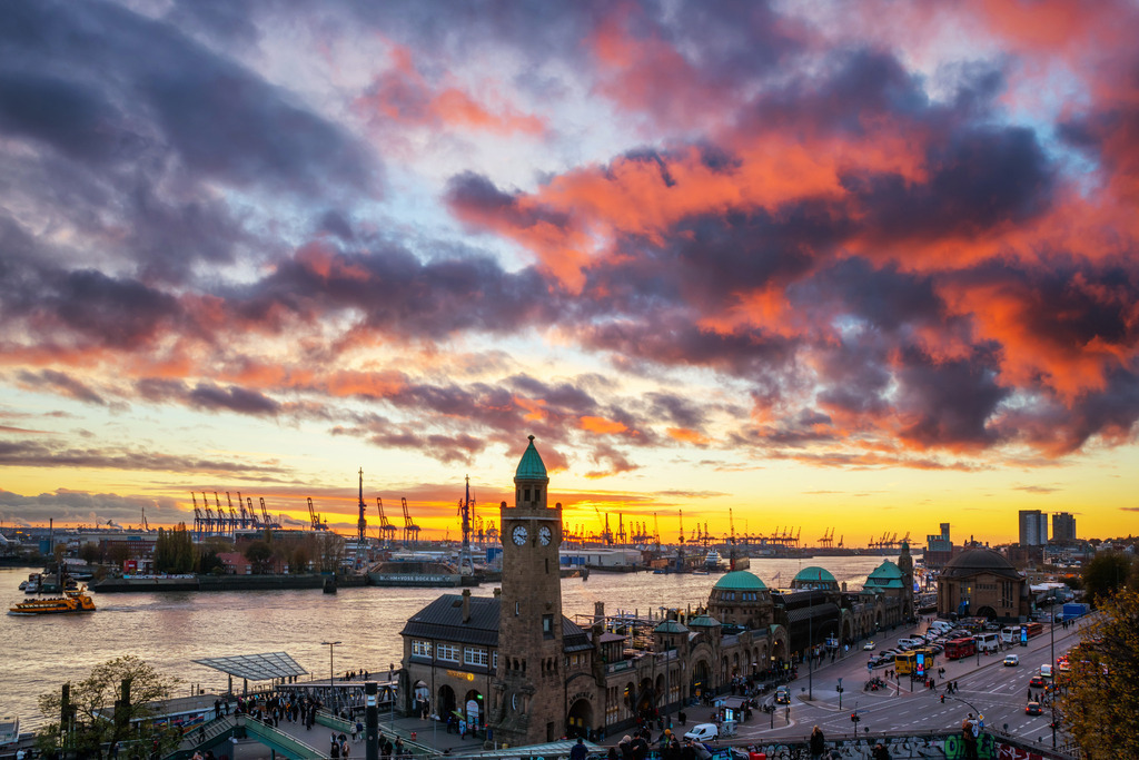 10230412 - Abendrot über dem Hamburger Hafen | Ein weiterer toller Blick vom Stintfang auf die Landungsbrücken und den Hamburger Hafen, diesmal mit besonders schönen Abendrot-Wolken.