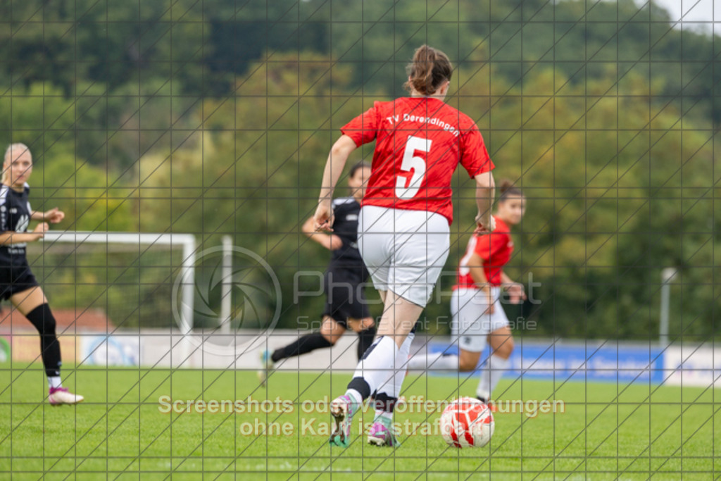 20250928_141242_0426 | #,1.FC Donzdorf (schwarz) vs. TV Derendingen (rot), Fussball, Frauen-Verbandsliga Württemberg, 03. Spieltag, Saison 2025/2026, Rasenplatz Lautertal Stadion, Süßener Straße 16, 73072 Donzdorf, 28.09.2025 - 13:00 Uhr,Foto: PhotoPeet-Sportfotografie/Peter Harich
