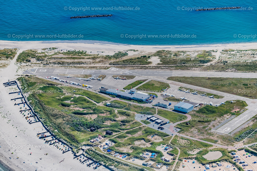 Helgoland_Flugplatz_Düne_ELS_7939130822 | HELGOLAND 13.08.2022 Start- und Landebahn mit Rollfeldgelände des Flugplatz " Düne " in Helgoland im Bundesland Schleswig-Holstein, Deutschland. // Runway with tarmac terrain of airfield " Duene " in Helgoland in the state Schleswig-Holstein, Germany. Foto: Martin Elsen
