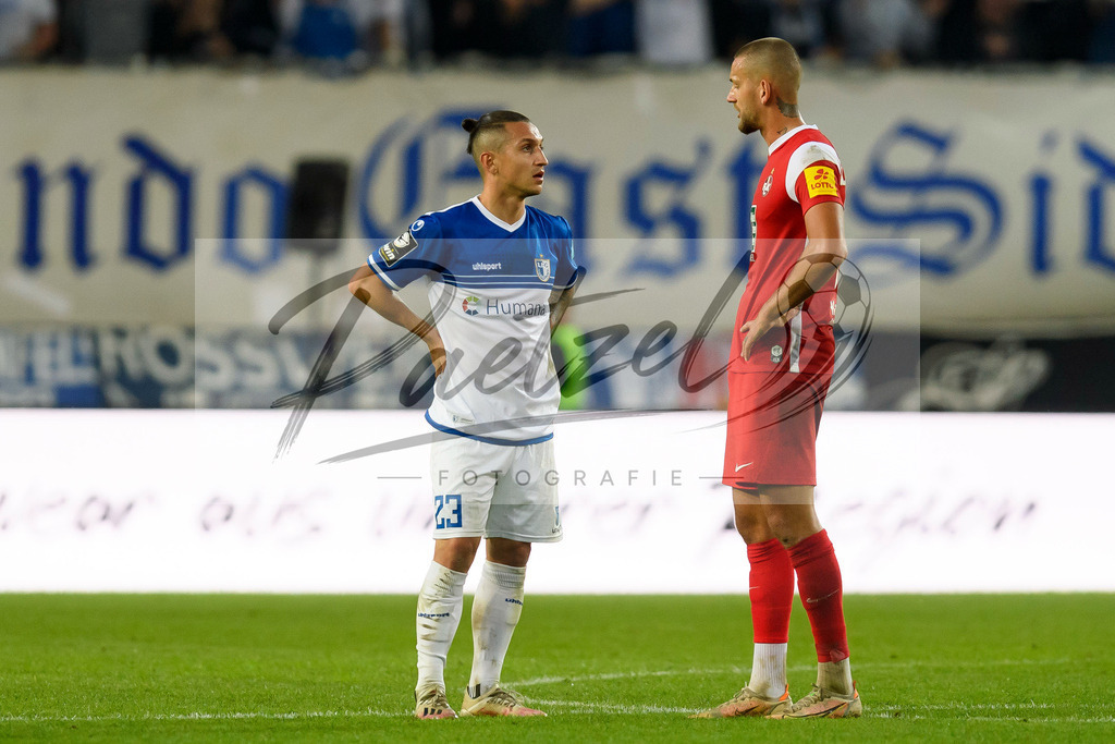 FCMFCK20210904_250 | Fussball, Herren: Barıs Atik (1. FC Magdeburg) spricht mit Rene Klingenburg (1. FC Kaiserslautern) beim Spiel der 3. Liga zwischen 1. FC Magdeburg und 1. FC Kaiserslautern in der MDCC-Arena am 04.09.2021 in Magdeburg, Deutschland.DFB / DFL REGULATIONS PROHIBIT ANY USE OF PHOTOGRAPHS AS IMAGE SEQUENCES AND/OR QUASI-VIDEO. - Realisiert mit Pictrs.com