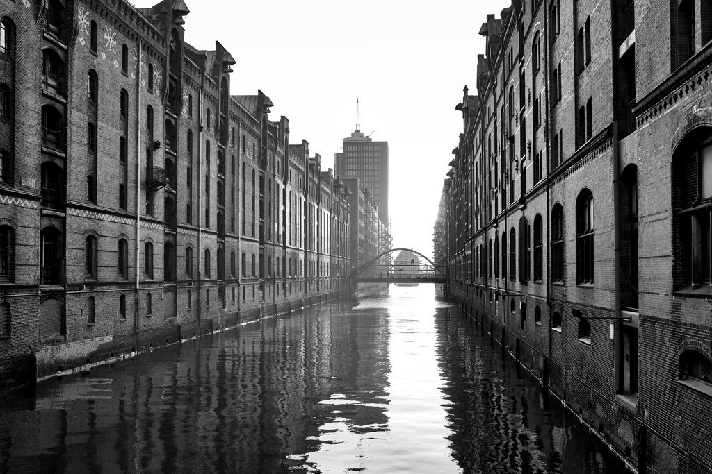 hamburg speicherstadt kehrwiederfleet in schwarzweiss bild auf leinwand acrylglas | Kaufen Sie Hamburg Bilder und Hamburg Fotos auf Leinwand, Acrylglas, Alu-Dibond, oder als Poster in Hamburgs großer Onlinegalerie. Elbphilharmonie Bilder, Hamburger Hafen, Speicherstadt, Alster und viel mehr.