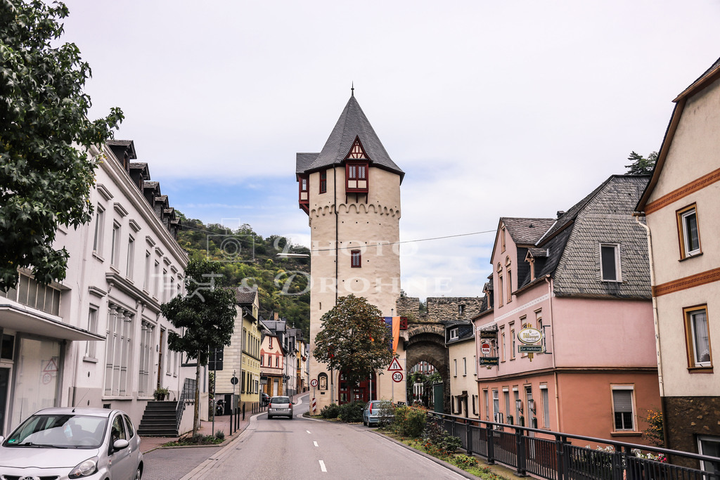 Braubach-1148 | Das Obertor mit dem weithin sichtbaren Turm ist eines der Wahrzeichen der Stadt Braubach am Rhein. - Realisiert mit Pictrs.com