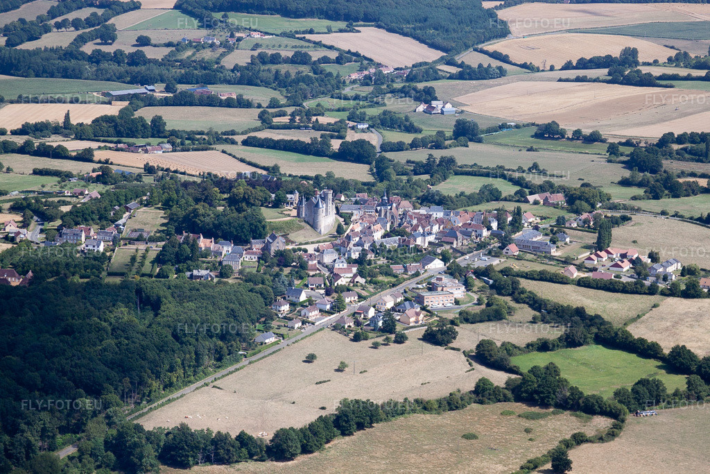 Vue aérienne: Vue de la ville à Montmirail dans le département Sarthe, France. Photo: IMG_19997.jpg prise le 30/07/2009 par Werner Riehm/FLY-FOTO.euRésolution de l'original: 4752 x 3168 px