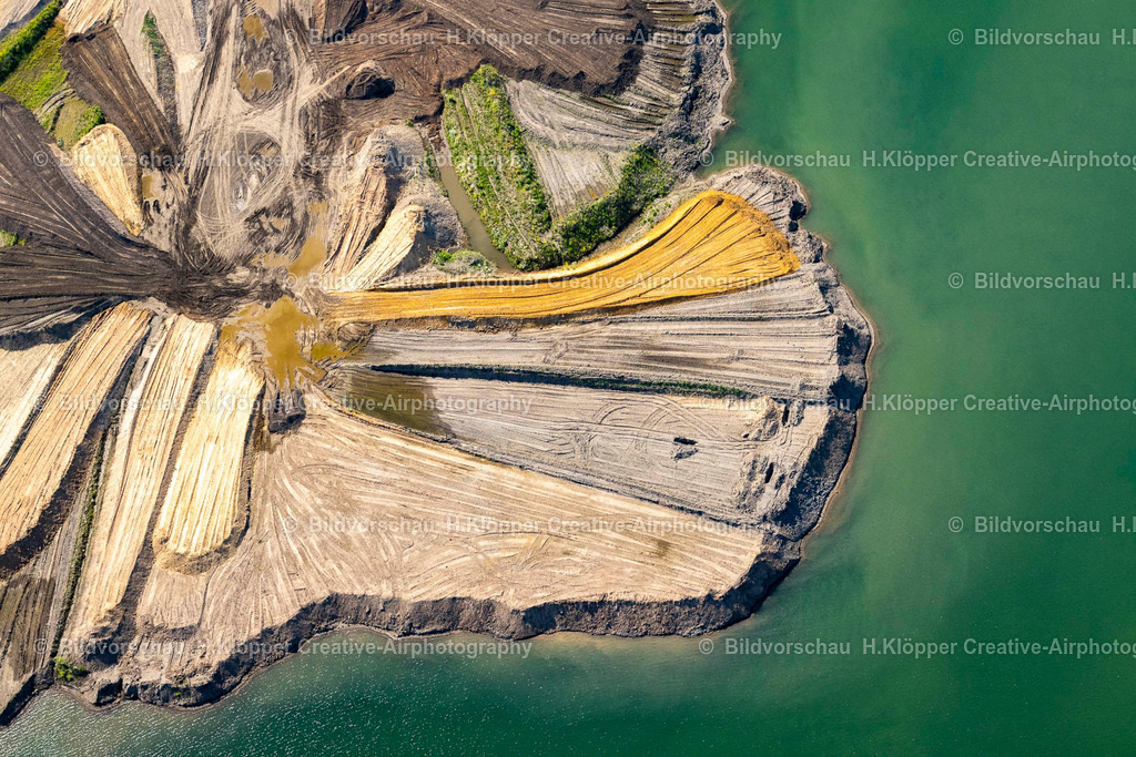 Luftbild Kamp-Lintfort-4806 | Luftbildfotografie See- Ufer und Abraum- Flächen des Baggersee und Kies- Tagebau an der Friedrichstraße in Kamp-Lintfort im Ruhrgebiet im Bundesland Nordrhein-Westfalen, Deutschland - Realisiert mit Pictrs.com