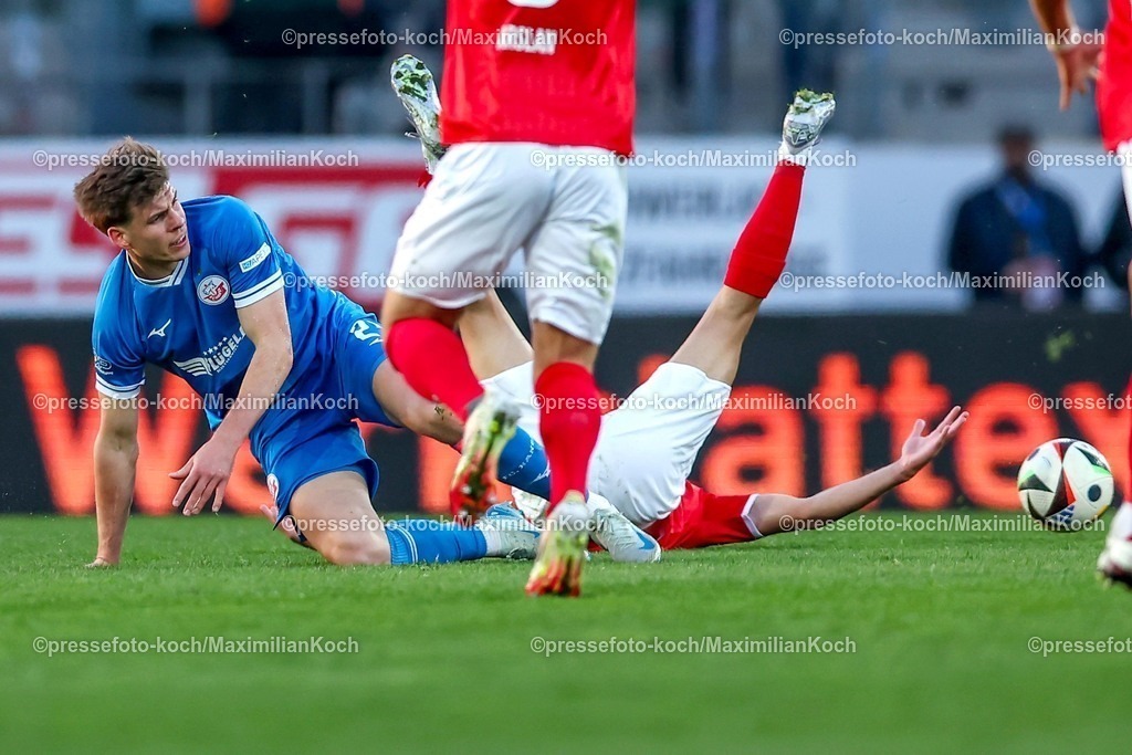RWE06042501046 | 2025.04.06, Fußball, 3.Liga, Rot-Weiss Essen - FC Hansa Rostock, Stadion Hafenstraße, Saison 2024 2025: Foulspiel Alexander Rossipal (FC Hansa Rostock #21) an Ramien Safi (RWE #11) - Rote KarteDFB regulations prohibit any use of photographs as image sequences and or quasi-video.