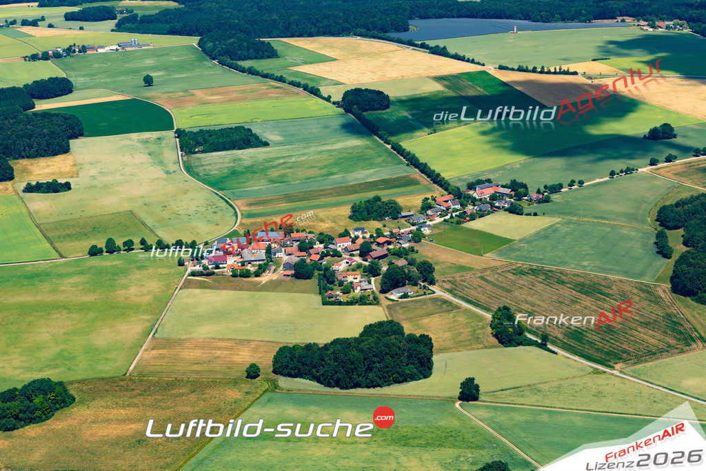Das Luftbild zeigt : Berletzhof Hemau - Die Luftaufnahme wurde 2023 vom UL-Flugzeug aus erstellt ( keine Drohne ) - Hochauflösende Luftaufnahme - Für grossformatige Ausdrucke geeignet. Die Geschenkidee !Mit Lizenz und Bildrechte bestellbar