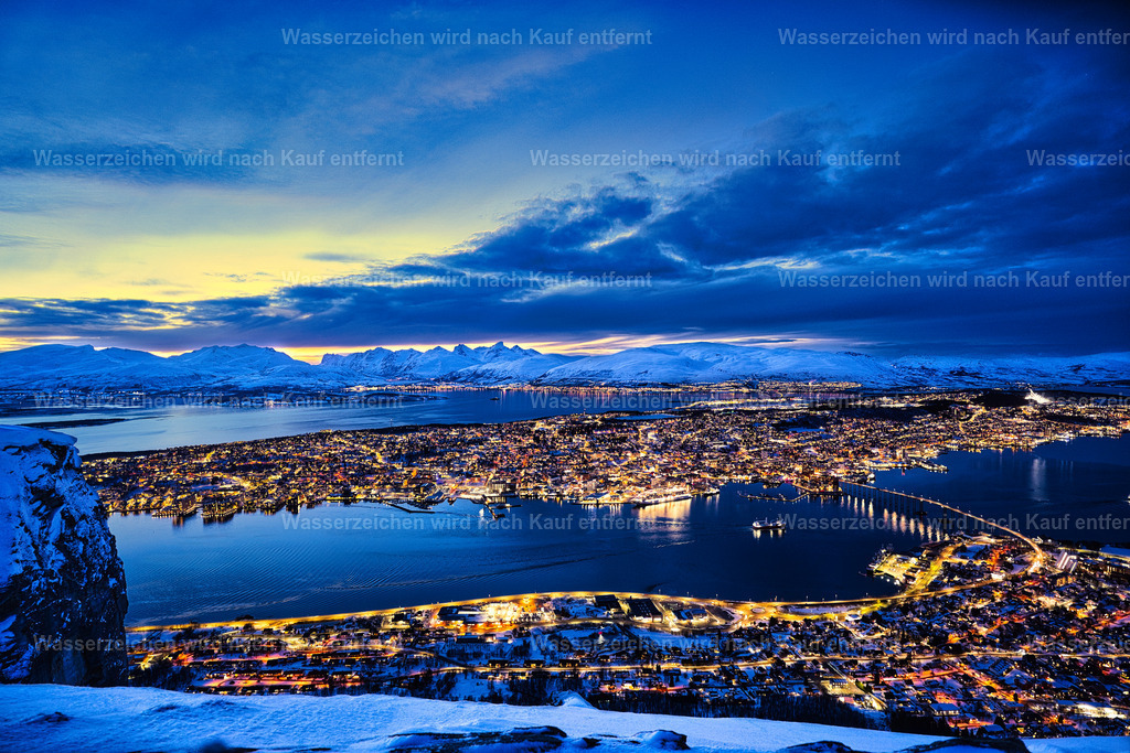Norwegen - Panoramablick auf Tromsø - Tromso - Tromsö vom Storsteinen | Tromsø ist eine faszinierende Stadt im Norden Norwegens, die für ihre spektakulären Nordlichter, die Mitternachtssonne und ihre beeindruckende arktische Landschaft bekannt ist. Umgeben von Fjorden und Bergen bietet sie das ganze Jahr über einzigartige Naturerlebnisse und ist ein beliebtes Reiseziel für Outdoor-Abenteuer, Fotografie und den Einstieg in die Arktis. - Realisiert mit Pictrs.com