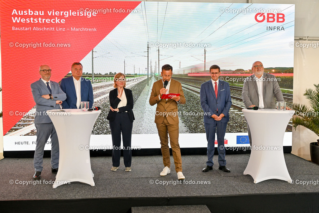 Festakt_ OeBB Gleisausbau_ Baustart_ 01.07.2024-14 | 01.07.2024, Hoersching, AUT, Festakt OeBB-anlaesslich des 4-gleisigen Ausbau des Abschnitt Linz - Marchtrenk, im Bild Wolfgang Bogensberger (Leiter der Vertretung der EU Kommission in Oesterreich), LR Guenther Steinkellner (FP), BMin Leonore Gewessler (Die Gruenen, Klimaschutz, Umwelt, Energie, Mobilitaet, Innovation und Technologie), Moderator, Leo Leitner, LR Markus Achleitner (VP), Andreas Mattae (Vorstandvorsitzender der OeBB)