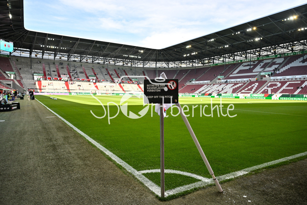 FC Augsburg - SG Eintracht Frankfurt | Die WWK Arena wartet auf die Bundesligapartie zwischen dem FCA und Eintracht Frankfurt / Symbolbild / Bundesliga: FC Augsburg - Eintracht Frankfurt, WWK Arena am 20.04.2025 / Rasen nicht Betreten / Schild