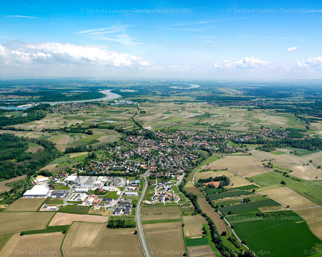 2626087 | LICHTENAU 09.06.2006 Ortsansicht am Rande von landwirtschaftlichen Feldern und Nutzflächen  in Lichtenau im Bundesland Baden-Württemberg, Deutschland // Village view on the edge of agricultural fields and land  in Lichtenau in the state Baden-Wuerttemberg, Germany Foto: Gerhard Launer
