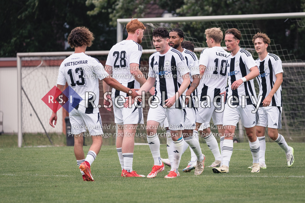RS-1-059202 | Die Eisenbahner freuen sich über das 3:0. Vorne: Nic Kretschmar (#13, ETSV), Bujar Sejdija (#6, ETSV).