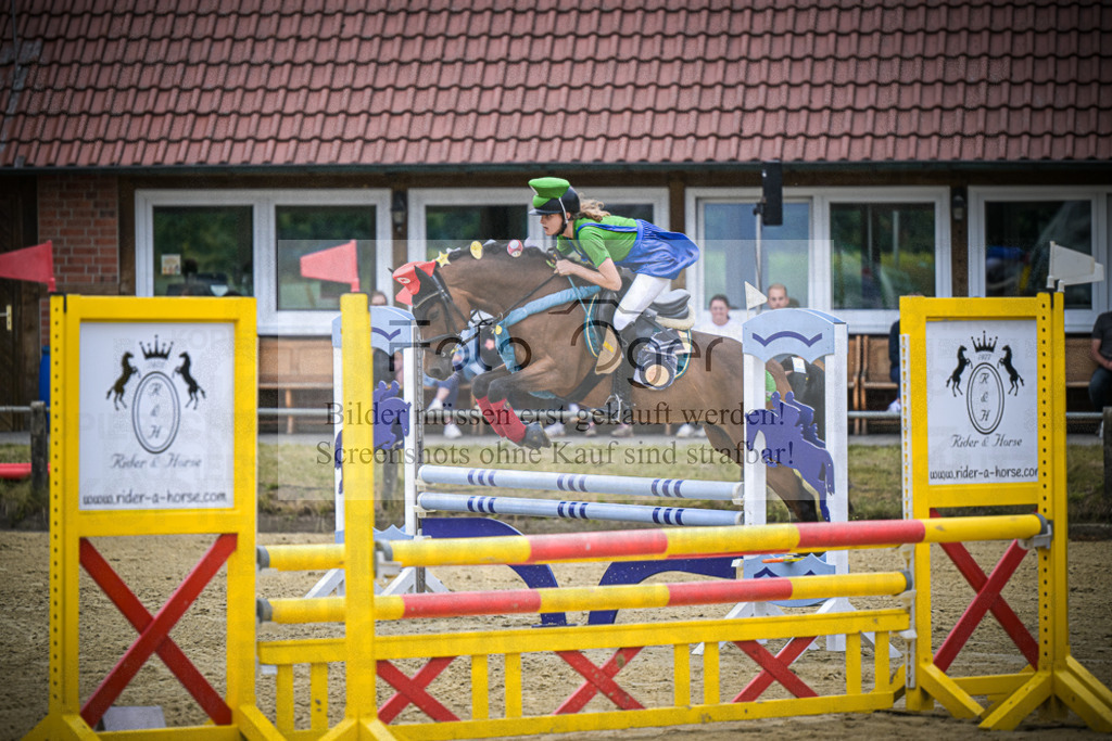 DOS_8929 | Entdecke hochwertige Reitturnierfotos von Foto Oger. Professionell, emotional und authentisch – jetzt Lieblingsmomente im Shop bestellen.Deutschlandweite Turnierfotografie. - Realisiert mit Pictrs.com