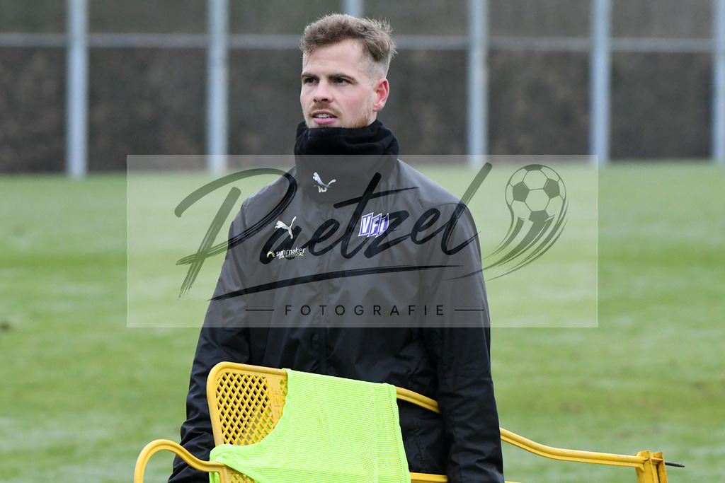 20200125_TRAOSN_0068 | Fußball, Herren: Joost van Aken (VfL Osnabrück) schaut beim Training des VfL Osnabrück am 25.01.2020 im Sportpark Illoshöhe in Osnabrück, Deutschland.(Foto von Nico Paetzel) - Realisiert mit Pictrs.com