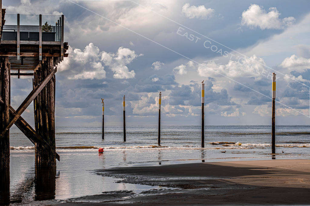 Grenzbereich | St. Peter Ording…

Vielen Dank an Frau Huenich vom 
Tourismus Zentrum SPO. 
Ich hatte auf Google einfach nix gefunden, 
wie diese ‚Pfosten‘ da wohl heißen. 
Zuerst dachte ich, die hätten was mit 
Der Flut zu tun…

Nee die grenzen den Badebereich ein,
Damit keiner bei den Pfahlbauten schwimmt, 
Und dann je nach Wasserstand, 
Unter/zwischen die Pfahlbauten gerät. - Realisiert mit Pictrs.com