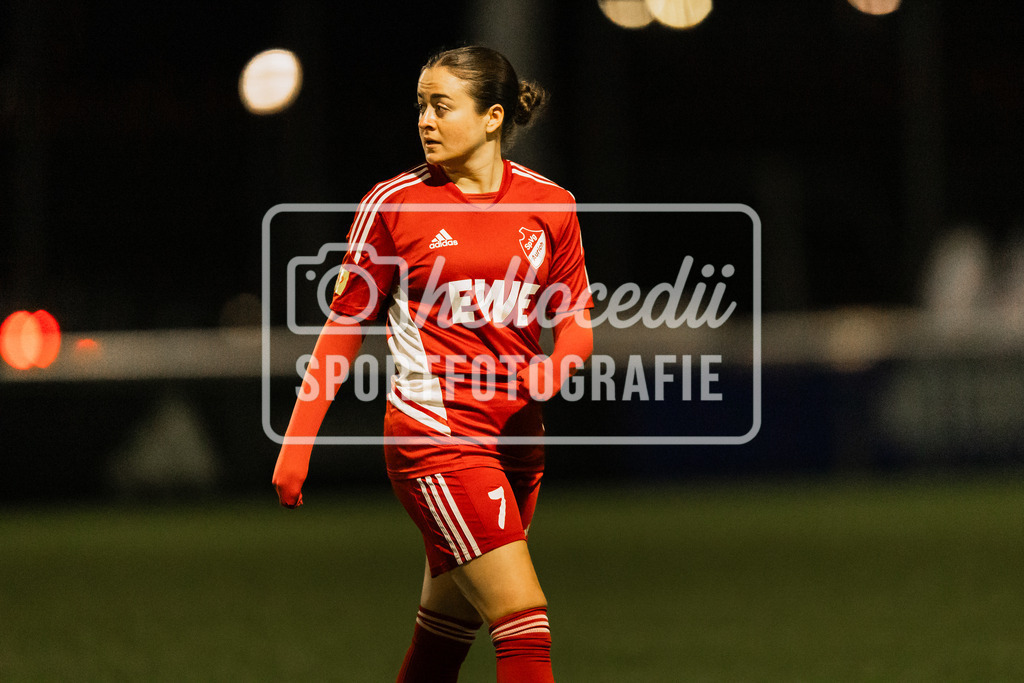 Fußball I Frauen I Saison 2025-2026 I Testspiel I FC Schalke 04 - SpVg Aurich I 14.02.2026-061 | Abigail Michelle Ostrem (7, SpVg Aurich) - Realisiert mit Pictrs.com