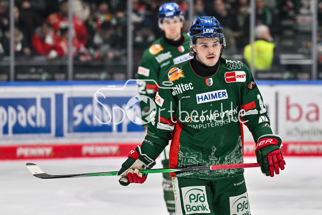 Augsburger Panther - Dresdner Eislöwen | AUGSBURG, GERMANY - 04. DECEMBER: im Bild D. J. BUSDEKER (Augsburger Panther 14) / Einzelfoto / Freisteller während dem Match zwischen den Augsburger Panthern und den Dresdner Eislöwen am 25 Spieltag der PENNY DEL im Curt Frenzel Stadion