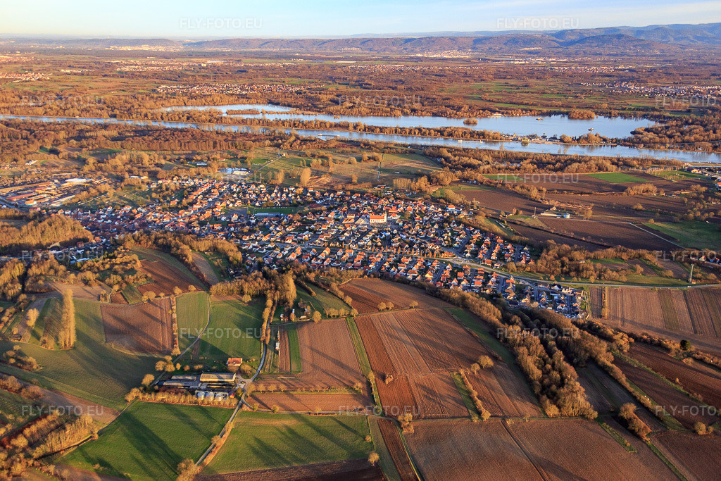 Vue aérienne: Vue d'ensemble du village depuis l'ouest à Mothern dans le département Bas Rhin, France – .Photo: IMG_086037.jpg prise le 06/02/2016 par Werner Riehm/FLY-FOTO.eu – Résolution de l'original: 5472 x 3648 px